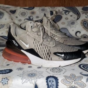 NIKE